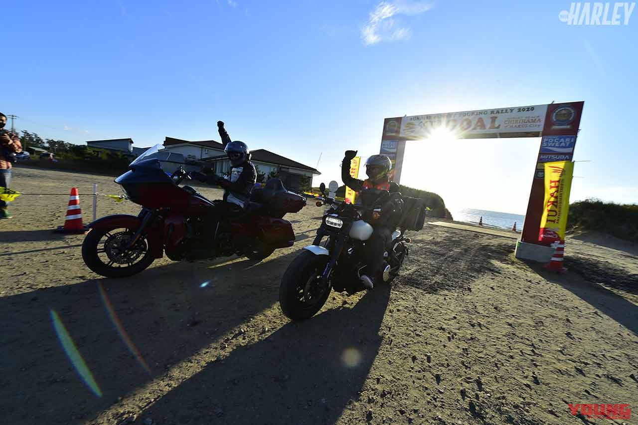 千里浜レストハウスにはゴールゲートが設置され、みんなで記念写真|SSTR2020:ハーレーを駆って日本列島縦断!目指すは千里浜なぎさドライブウェイ