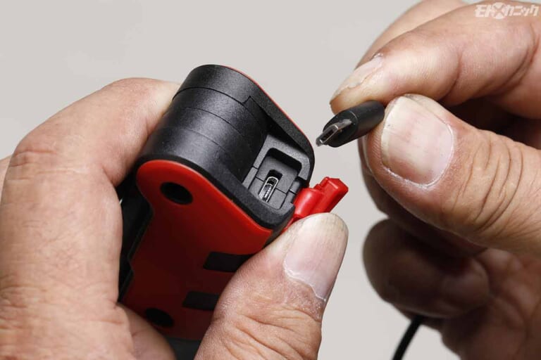 ストレート 充電折り畳み式 LEDライト調光機能付きCOBタイプ 38-841|薄暗い作業環境でのバイクメンテナンスがはかどる最新型LEDライト×3選〈ストレート〉