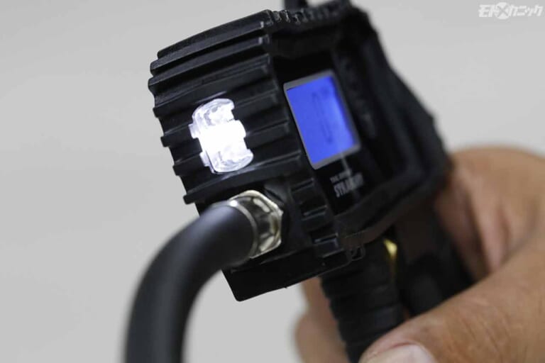 ストレート エアーゲージ デジタルタイプ 15-589|薄暗い作業環境でのバイクメンテナンスがはかどる最新型LEDライト×3選〈ストレート〉
