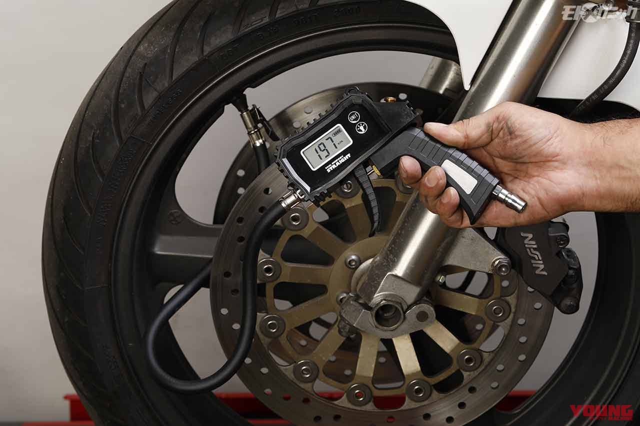 ストレート エアーゲージ デジタルタイプ 15-589|薄暗い作業環境でのバイクメンテナンスがはかどる最新型LEDライト×3選〈ストレート〉