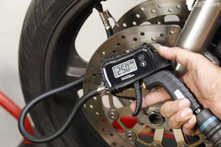 ストレート エアーゲージ デジタルタイプ 15-589|薄暗い作業環境でのバイクメンテナンスがはかどる最新型LEDライト×3選〈ストレート〉