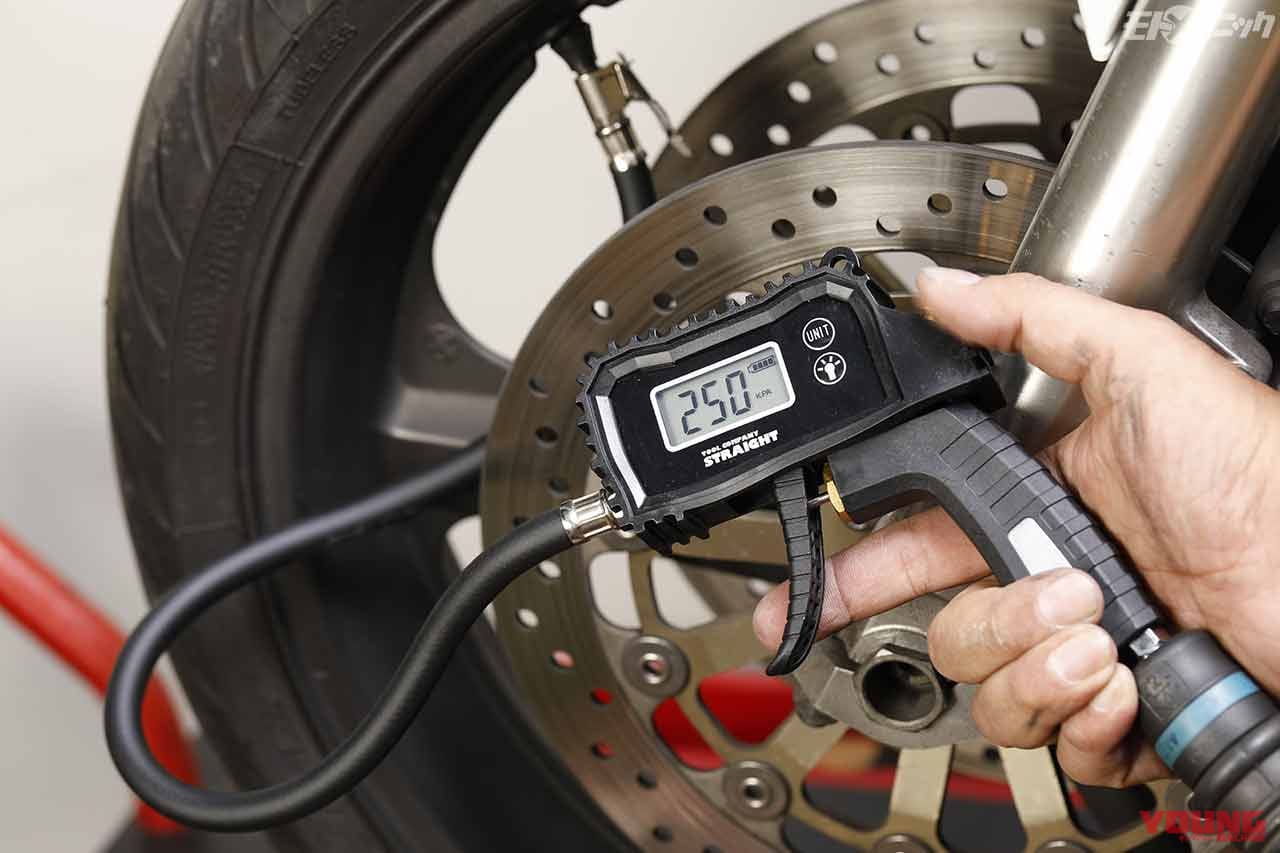 ストレート エアーゲージ デジタルタイプ 15-589|薄暗い作業環境でのバイクメンテナンスがはかどる最新型LEDライト×3選〈ストレート〉