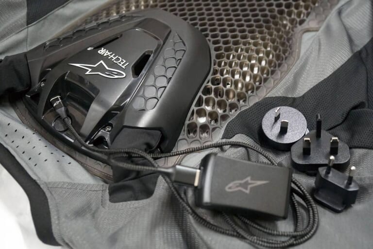 アウター選ばず、線もなし! "着るだけ"先進エアバッグ〈アルパインスターズ〉|アウター選ばず、コード類もなし! “着るだけ”先進エアバッグ〈アルパインスターズ〉