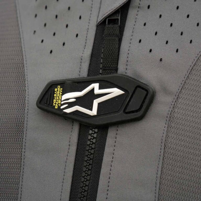 アウター選ばず、線もなし! "着るだけ"先進エアバッグ〈アルパインスターズ〉|アウター選ばず、コード類もなし! “着るだけ”先進エアバッグ〈アルパインスターズ〉