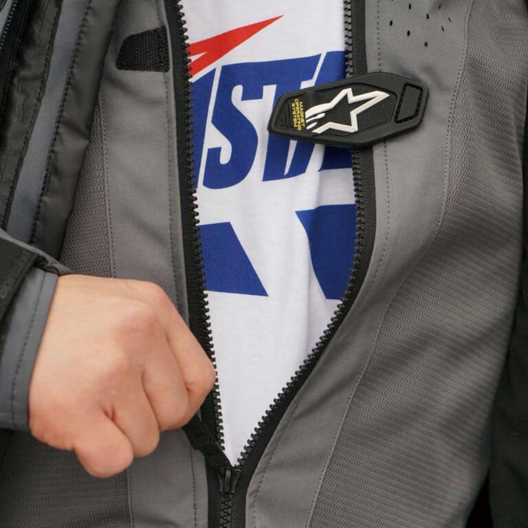 アウター選ばず、線もなし! "着るだけ"先進エアバッグ〈アルパインスターズ〉|アウター選ばず、コード類もなし! “着るだけ”先進エアバッグ〈アルパインスターズ〉