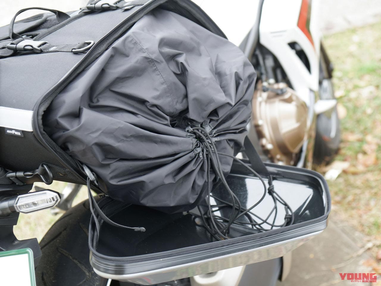 |スポーツバイクの積載力を高めるスタイリッシュな32Lサイドケース〈タナックス〉