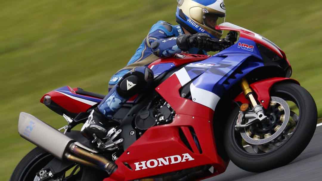 マジカルレーシング×S1000RR】カーボン率アップでスポーツ性と高級感を