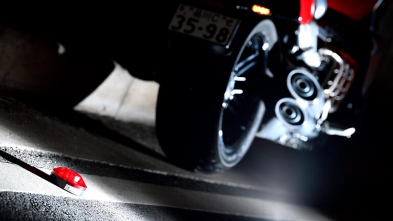 緊急停車時の二次災害防止。後続車へ存在をアピールするエマージェンシーランプLED〈キジマ〉|緊急時の二次災害防止。後続車へ存在をアピールするエマージェンシーランプLED〈キジマ〉