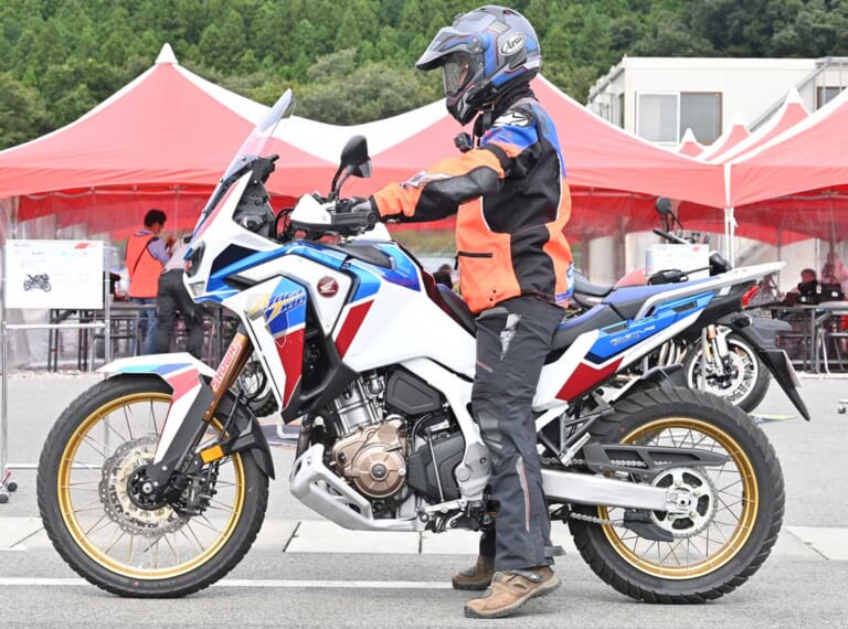 ショーワ電子制御サスペンション・イーラ ハイトフレックス体験|ショーワ電子制御サスペンション・イーラ ハイトフレックス体験【停車寸前に車高が下がる】