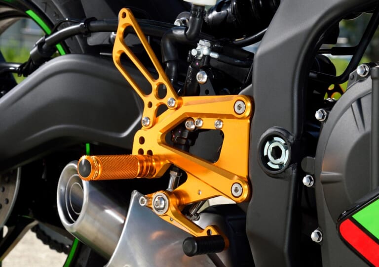 ベビーフェイス ニンジャZX-25R用パフォーマンスステップキット|ニンジャZX-25R用カスタムパーツ:サーキットファンのイチ推しブランド〈ベビーフェイス〉