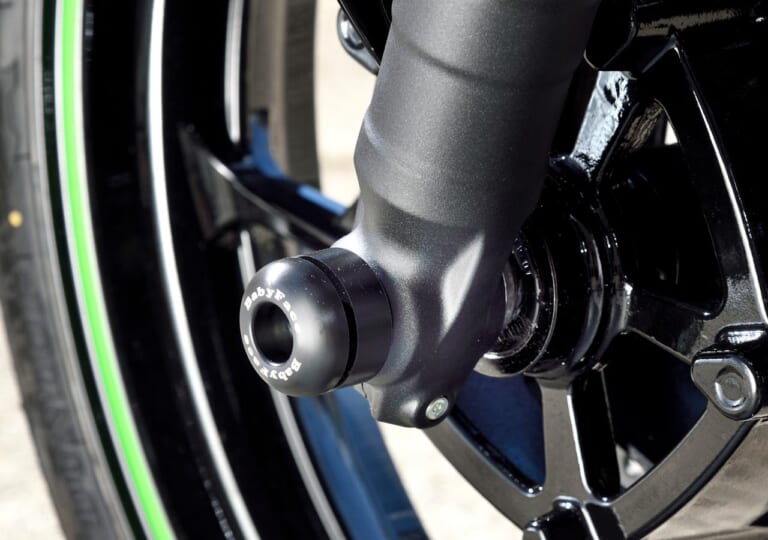 ベビーフェイス ニンジャZX-25R用フロントアクスルプロテクター|ニンジャZX-25R用カスタムパーツ:サーキットファンのイチ推しブランド〈ベビーフェイス〉