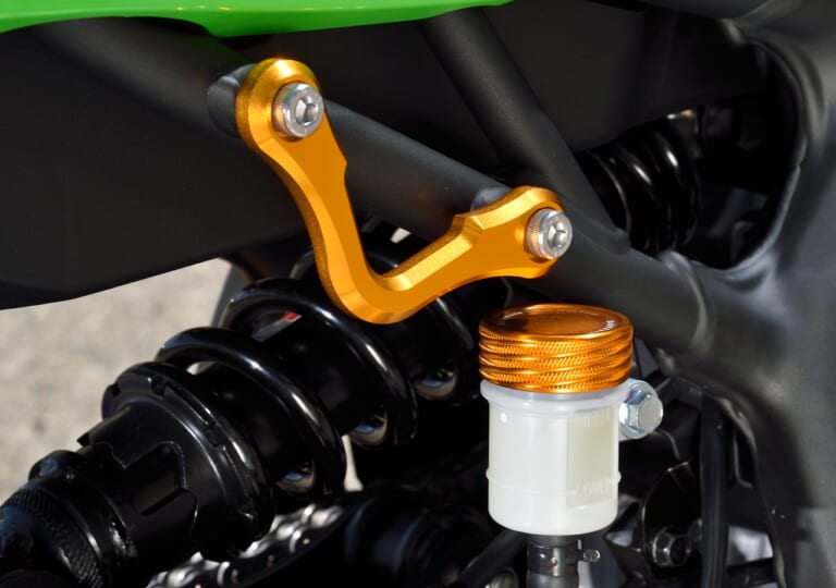 ベビーフェイス ニンジャZX-25R用レーシングフック|ニンジャZX-25R用カスタムパーツ:サーキットファンのイチ推しブランド〈ベビーフェイス〉