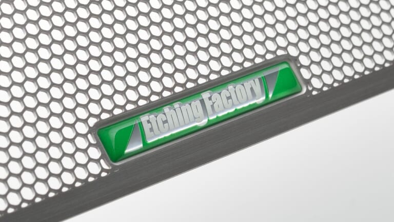 エッチングファクトリー ニンジャZX-25R用ラジエターコアガード|ニンジャZX-25Rカスタム最前線〈ケイズスタイル|エッチングファクトリーetc.〉