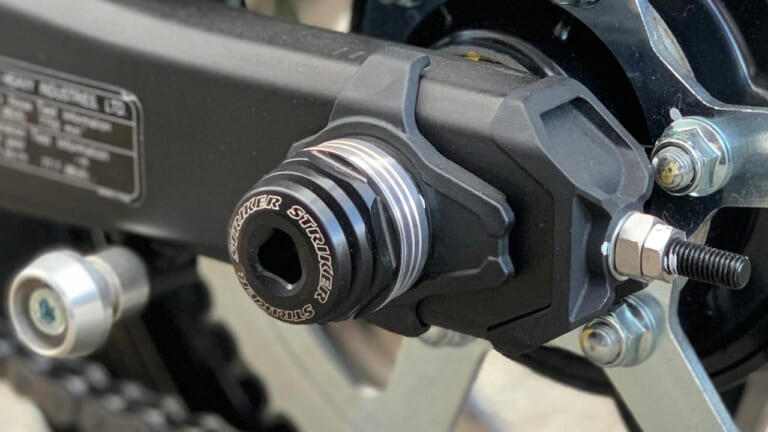 ストライカー アクスルスライダー|ニンジャZX-25Rカスタム最前線〈ケイズスタイル|エッチングファクトリーetc.〉