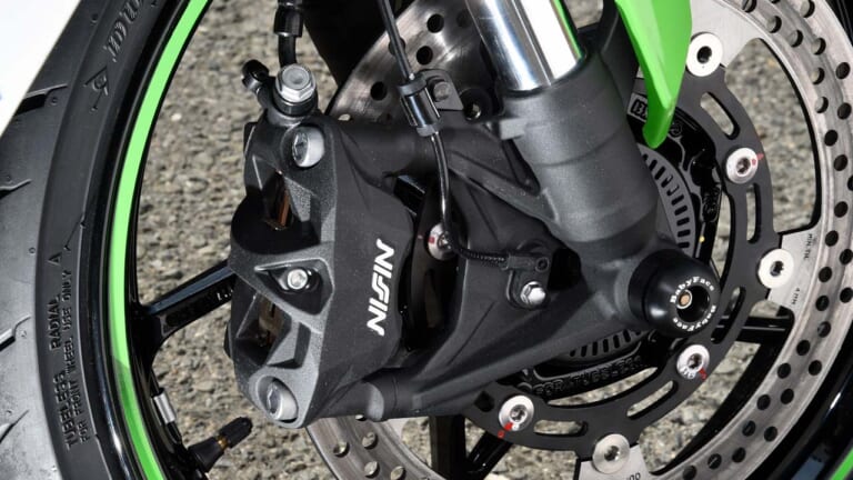 アドバンテージ/ニッシン 4ピストンラジアルフィットモノブロックキャリパー/2PAD|ニンジャZX-25Rカスタム最前線〈ケイズスタイル|エッチングファクトリーetc.〉