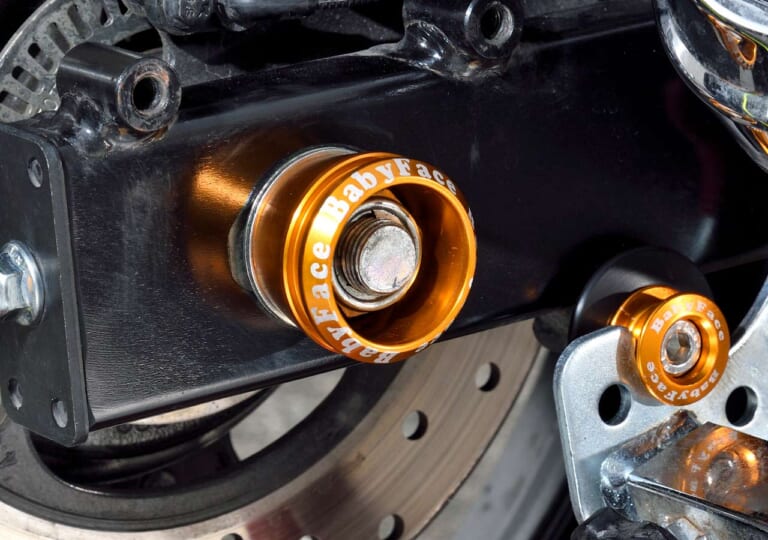 ベビーフェイス スイングアームスタンドフック/アクスルカップ|ジクサーSF250ベビーフェイスカスタム【軽量マシンにマッチした高品質パーツ】