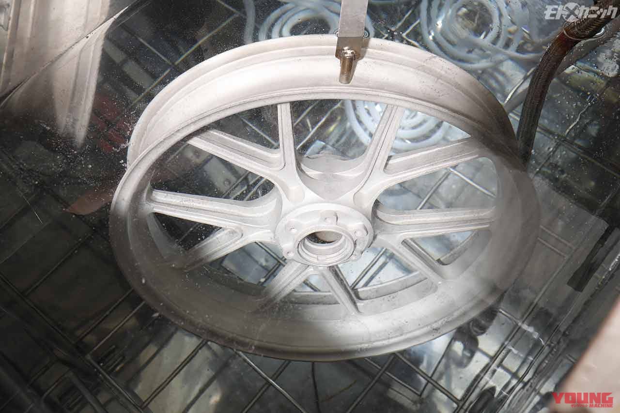 |酸化腐食しやすいマグネシウムホイールの再生術「マグリコート」で最善の下処理〈カーベック〉