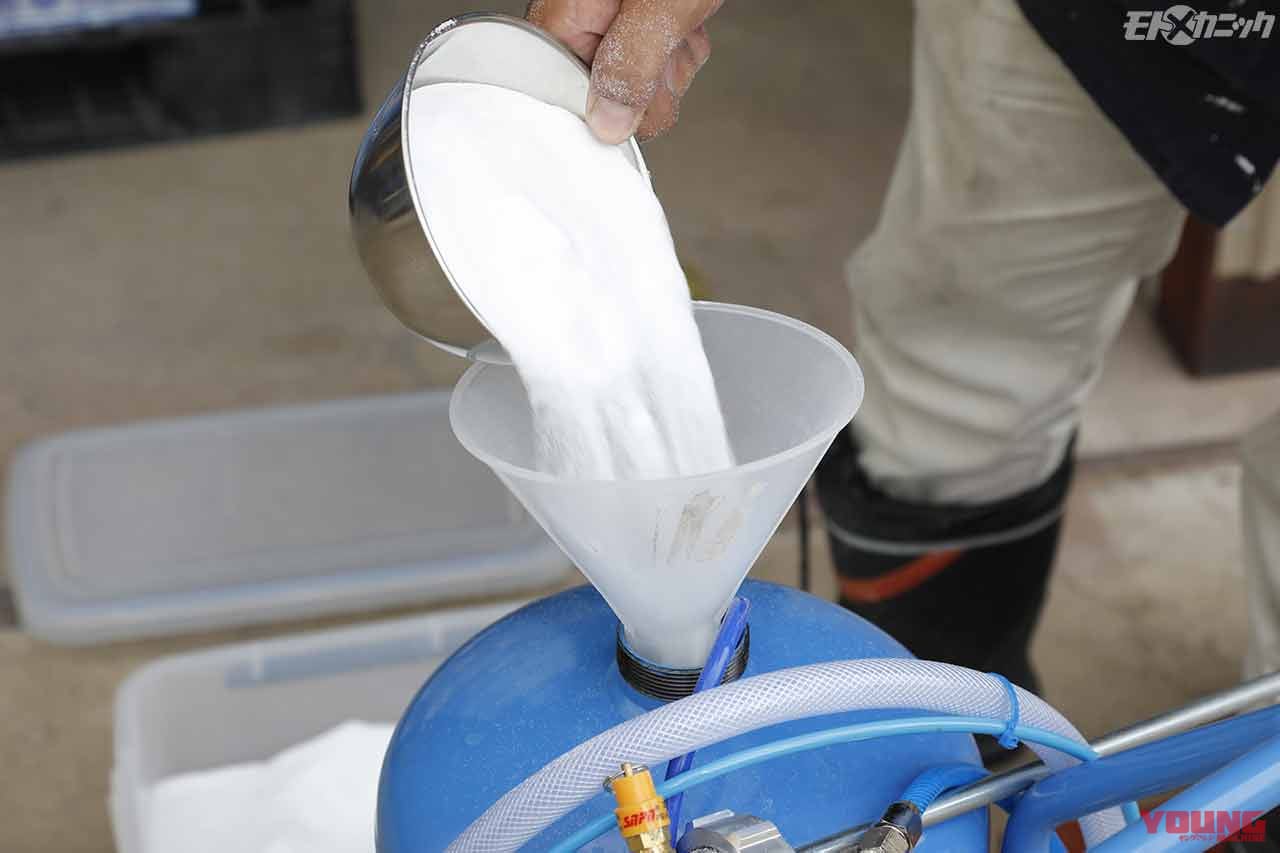 |素材を傷つけにくい重曹メディアでクロームめっきのサビをクリーニング〈EZブラスト〉