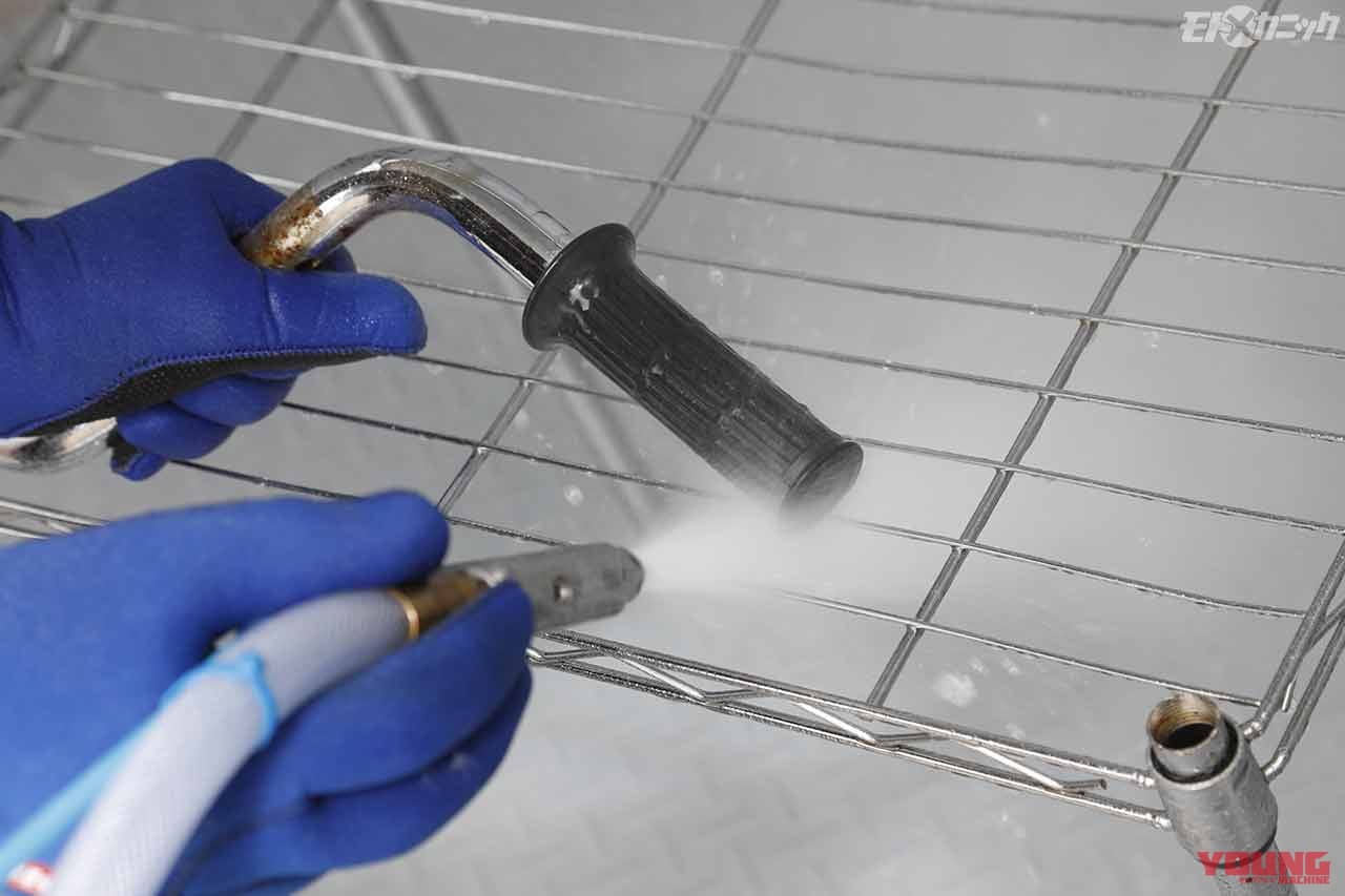 素材を傷つけにくい重曹メディアでクロームめっきのサビをクリーニング〈EZブラスト〉|素材を傷つけにくい重曹メディアでクロームめっきのサビをクリーニング〈EZブラスト〉