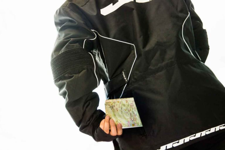 冬の林道ツーリングでも大活躍！最新ウインタージャケットコレクション