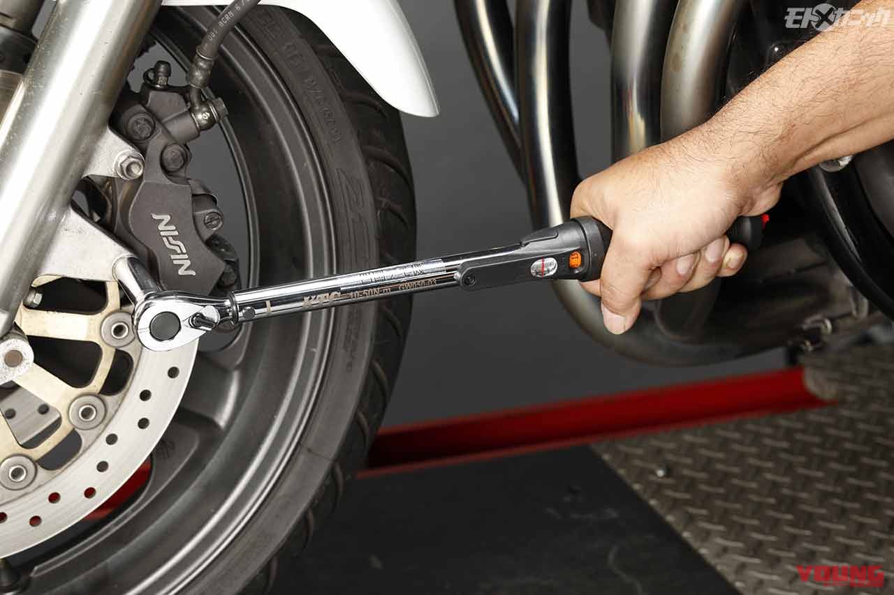 読み取りやすい目盛りとオーソドックスな操作性で人気のプレセット型トルクレンチ Ktc Webヤングマシン 最新バイク情報 読み取りやすい目盛りとオーソドックスな操作性で人気のプレセット型トルクレンチ Ktc Webヤングマシン 最新バイク情報