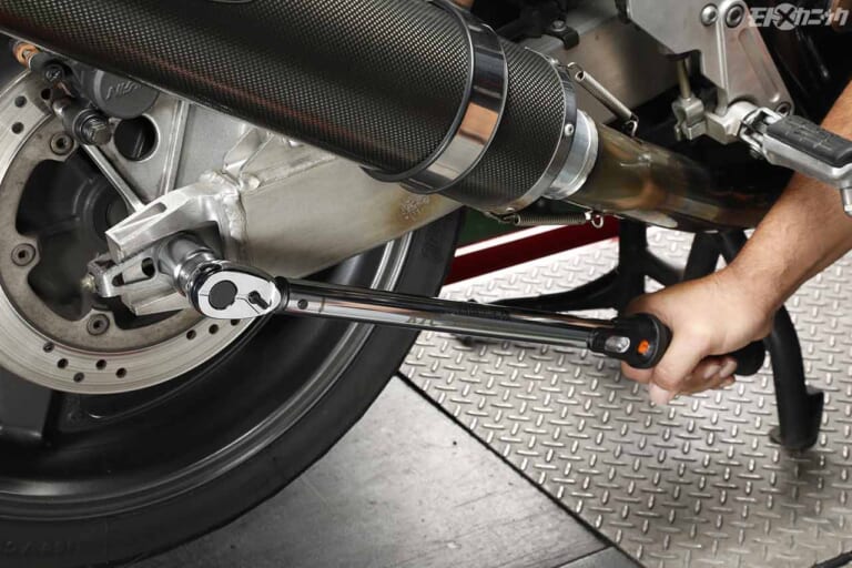 KTC 12.7sq.プレセット型トルクレンチ GW200-04|読み取りやすい目盛りとオーソドックスな操作性で人気のプレセット型トルクレンチ〈KTC〉