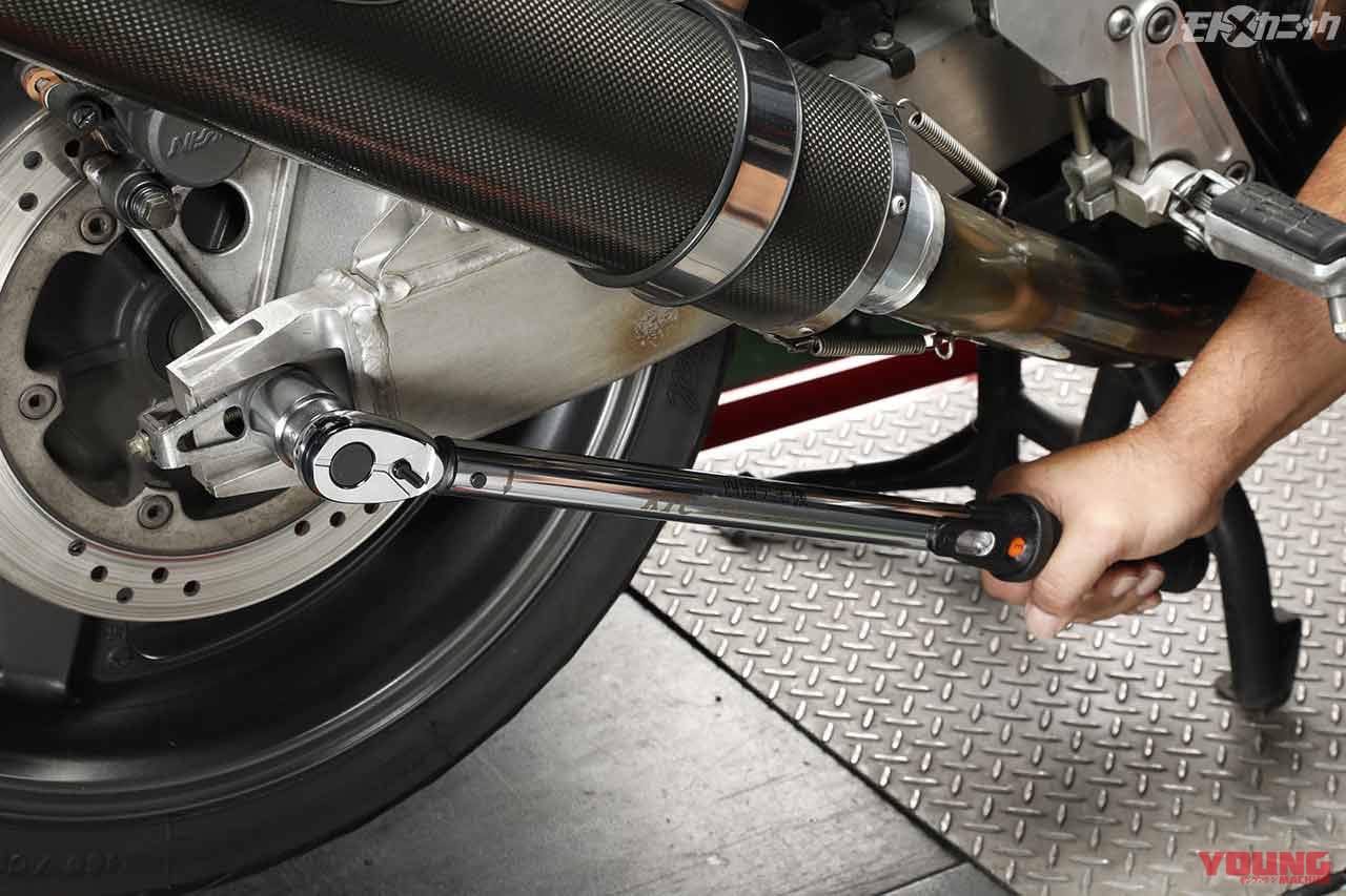読み取りやすい目盛りとオーソドックスな操作性で人気のプレセット型トルクレンチ Ktc Webヤングマシン 最新バイク情報 読み取りやすい目盛りとオーソドックスな操作性で人気のプレセット型トルクレンチ Ktc Webヤングマシン 最新バイク情報