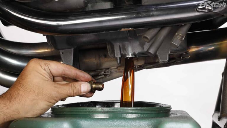 エンジンオイル交換は暖機後が必須。フィルター交換は手締めで〈不動中古車復活プロジェクト〉|エンジンオイル交換は暖機後が必須。フィルター交換は手締めで〈不動中古車復活プロジェクト〉