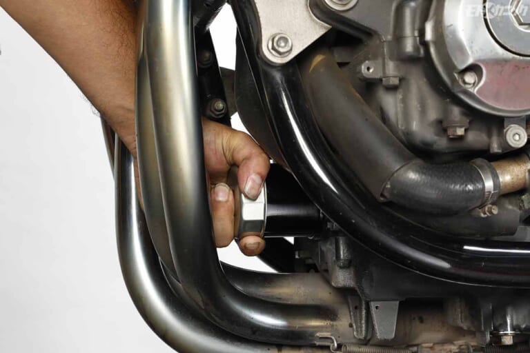 '92ホンダCB1000SFオイルフィルター交換|エンジンオイル交換は暖機後が必須。フィルター交換は手締めで〈不動中古車復活プロジェクト〉