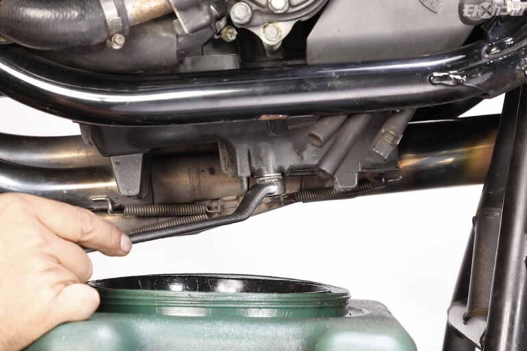 '92ホンダCB1000SFエンジンオイル交換|エンジンオイル交換は暖機後が必須。フィルター交換は手締めで〈不動中古車復活プロジェクト〉