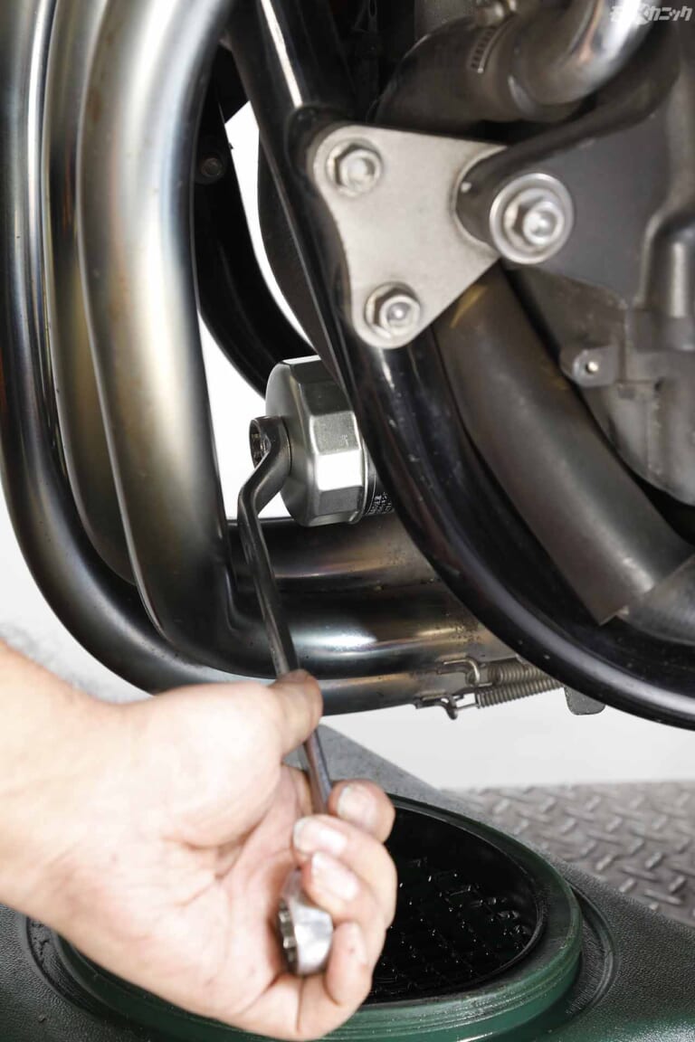 '92ホンダCB1000SFオイルフィルター交換|エンジンオイル交換は暖機後が必須。フィルター交換は手締めで〈不動中古車復活プロジェクト〉