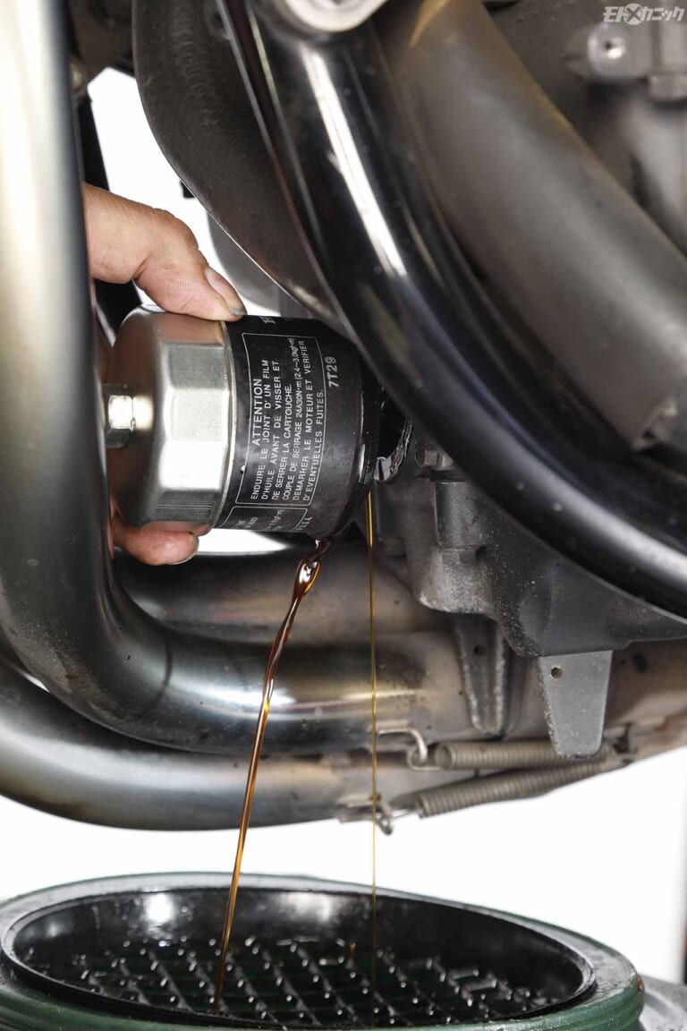 '92ホンダCB1000SFオイルフィルター交換|エンジンオイル交換は暖機後が必須。フィルター交換は手締めで〈不動中古車復活プロジェクト〉