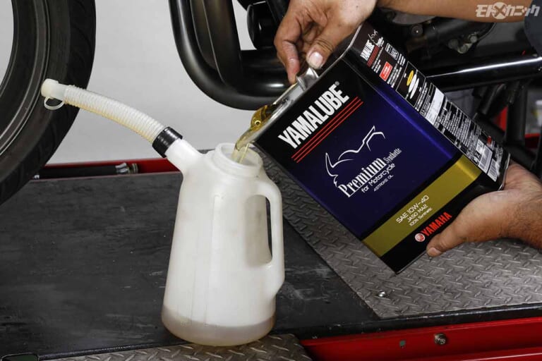 '92ホンダCB1000SFエンジンオイル交換|エンジンオイル交換は暖機後が必須。フィルター交換は手締めで〈不動中古車復活プロジェクト〉