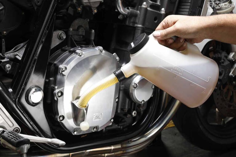 '92ホンダCB1000SFエンジンオイル交換|エンジンオイル交換は暖機後が必須。フィルター交換は手締めで〈不動中古車復活プロジェクト〉