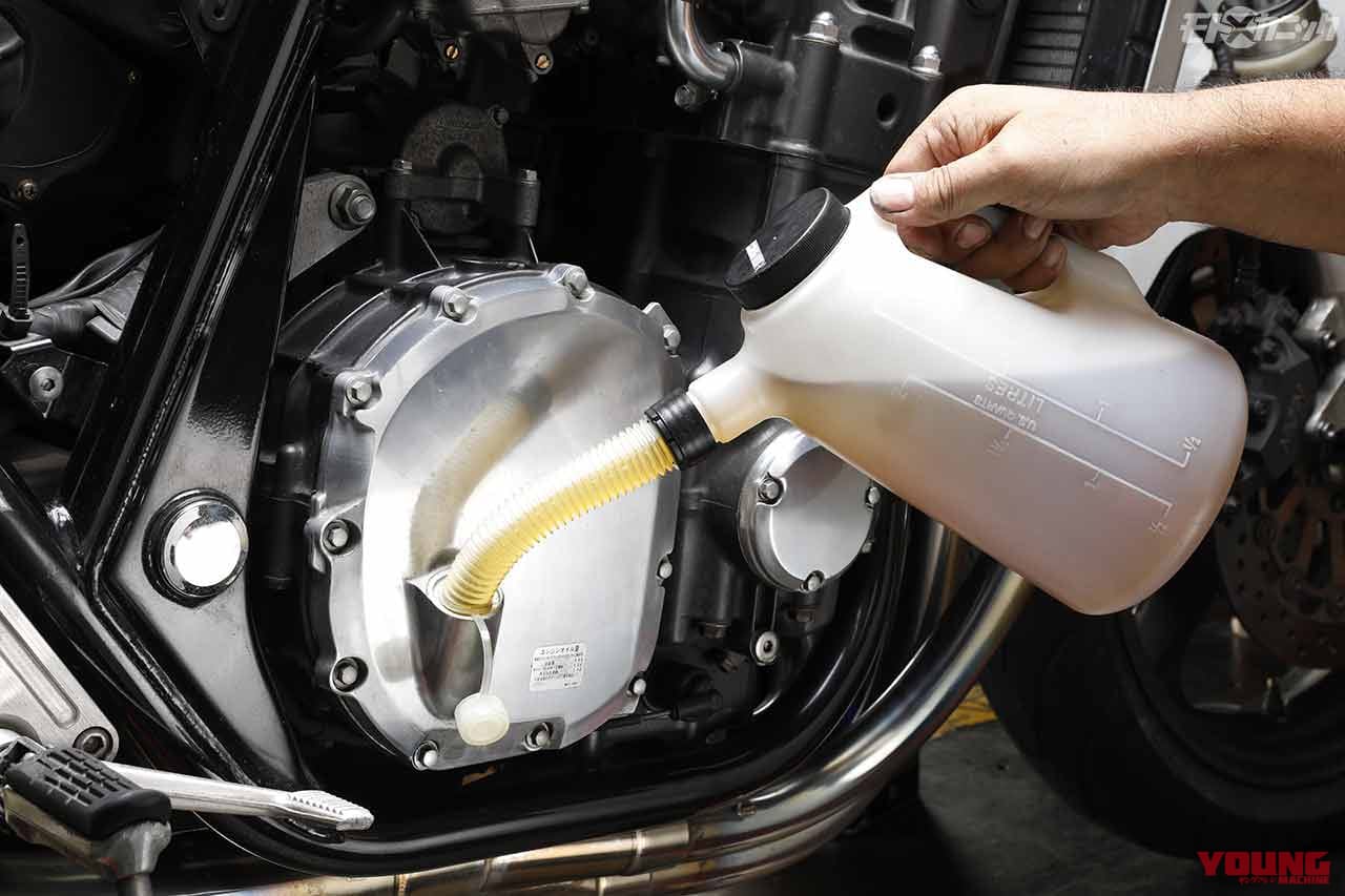 '92ホンダCB1000SFエンジンオイル交換|エンジンオイル交換は暖機後が必須。フィルター交換は手締めで〈不動中古車復活プロジェクト〉