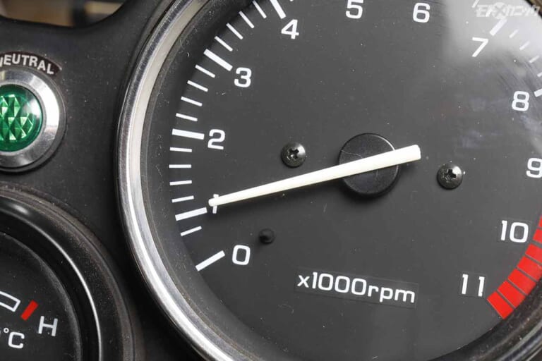 '92ホンダCB1000SFエンジンオイル交換|エンジンオイル交換は暖機後が必須。フィルター交換は手締めで〈不動中古車復活プロジェクト〉