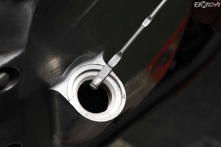 '92ホンダCB1000SFエンジンオイル交換|エンジンオイル交換は暖機後が必須。フィルター交換は手締めで〈不動中古車復活プロジェクト〉