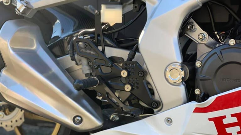 ストライカー|'20 CBR250RR スペシャルステップキット TypeS&R タイプ2|最新おすすめバイクカスタムパーツ×8選〈ヨシムラ/デイトナ/ストライカーetc.〉