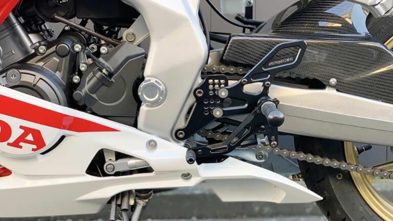 ストライカー|'20 CBR250RR スペシャルステップキット TypeS&R タイプ2|最新おすすめバイクカスタムパーツ×8選〈ヨシムラ/デイトナ/ストライカーetc.〉