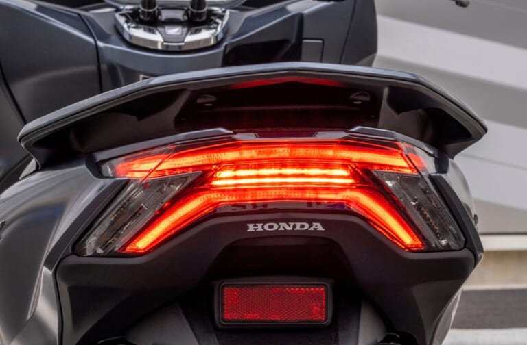 新型ホンダPCX(125)は4バルブ化+トラコンでほぼ全面的に刷新|まもなく発売!新型ホンダPCX(125)は4バルブ化+トラコンでほぼ全面的に刷新