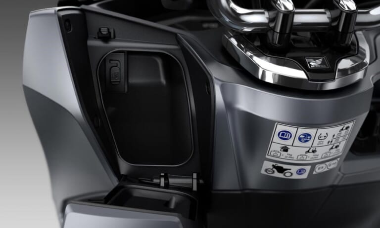 新型ホンダPCX(125)は4バルブ化+トラコンでほぼ全面的に刷新|まもなく発売!新型ホンダPCX(125)は4バルブ化+トラコンでほぼ全面的に刷新