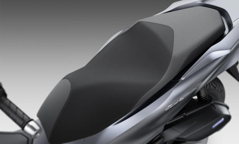 新型ホンダPCX(125)は4バルブ化+トラコンでほぼ全面的に刷新|まもなく発売!新型ホンダPCX(125)は4バルブ化+トラコンでほぼ全面的に刷新