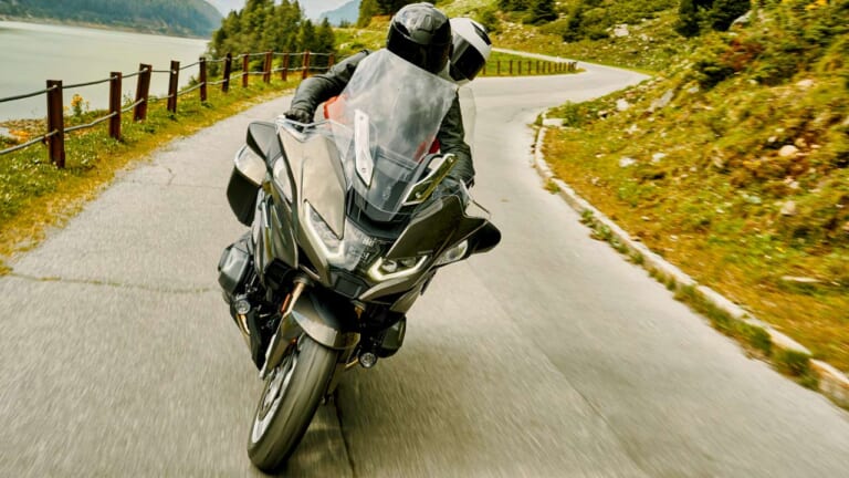新型BMW R1250RTは前代未聞の装備満載|新型BMW R1250RTは前代未聞の装備満載【レーダーに巨大液晶、スマホ室まで投入】