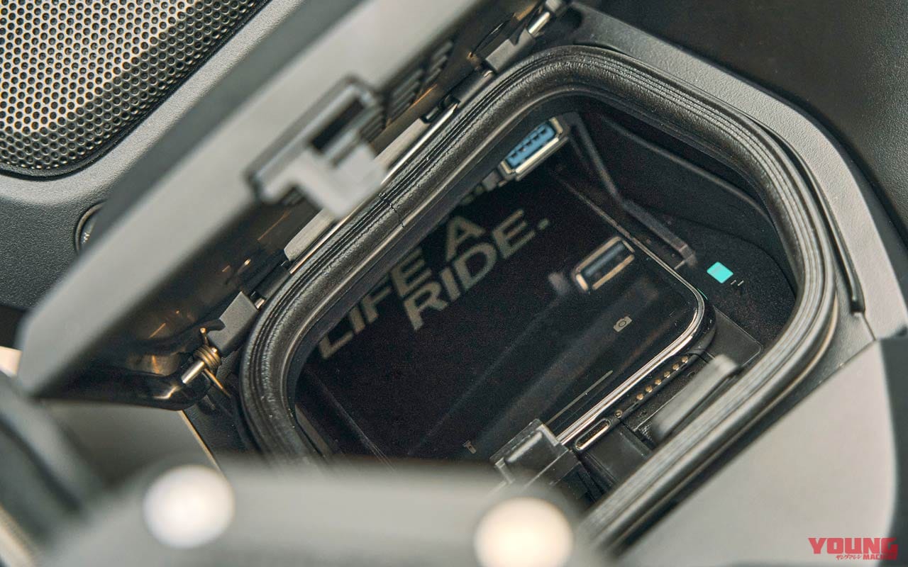 |新型BMW R1250RTは前代未聞の装備満載【レーダーに巨大液晶、スマホ室まで投入】