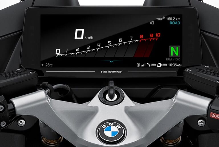 新型BMW R1250RTは前代未聞の装備満載|新型BMW R1250RTは前代未聞の装備満載【レーダーに巨大液晶、スマホ室まで投入】