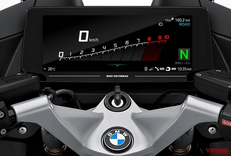 |新型BMW R1250RTは前代未聞の装備満載【レーダーに巨大液晶、スマホ室まで投入】