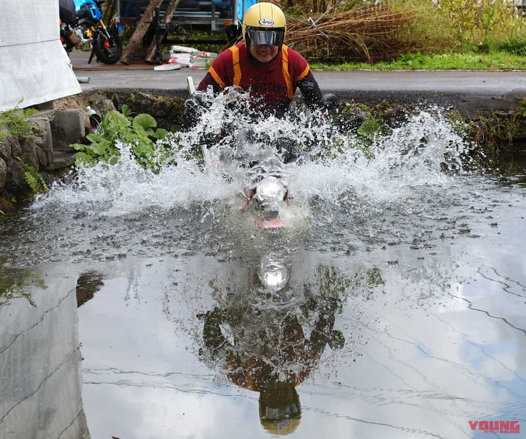 |「CT125ハンターカブは水中を走れるらしい!?」実際にやってみた【泳げCTくん!?】