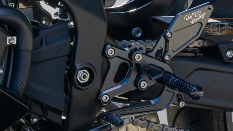 オーヴァーレーシングプロジェクツ バックステップ/逆チェンジキット|続々リリース!ニンジャZX-25R用新作パーツセレクション〈×6ブランド〉