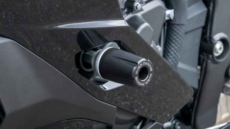 オーヴァーレーシングプロジェクツ POM製エンジンスライダー|続々リリース!ニンジャZX-25R用新作パーツセレクション〈×6ブランド〉