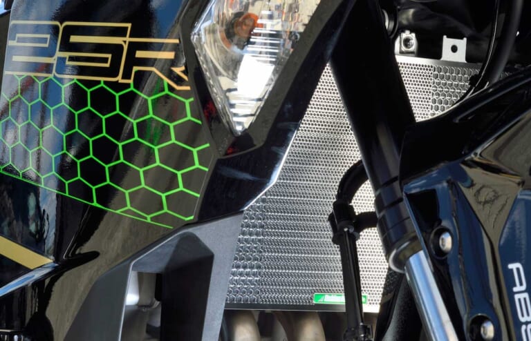 エッチングファクトリー ZX-25R用ラジエーターコアガード|最速スーパースポーツの冷却系を完璧プロテクトするコアガード〈エッチングファクトリー〉